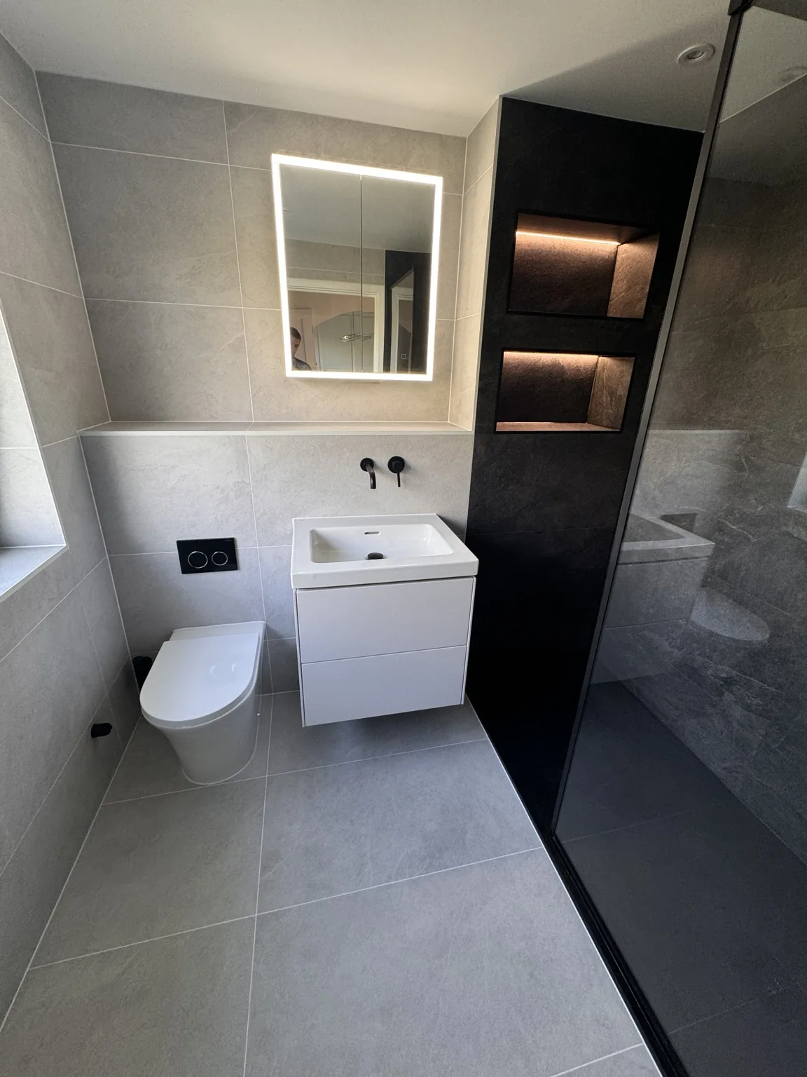 Illuminated mirror and contrasting finishes in the completed en-suite
